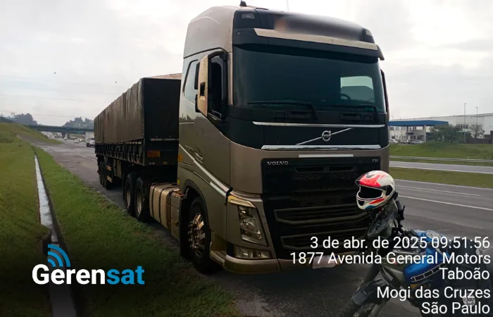 Caminhão graneleiro parado no acostamento rodovia no estado SP